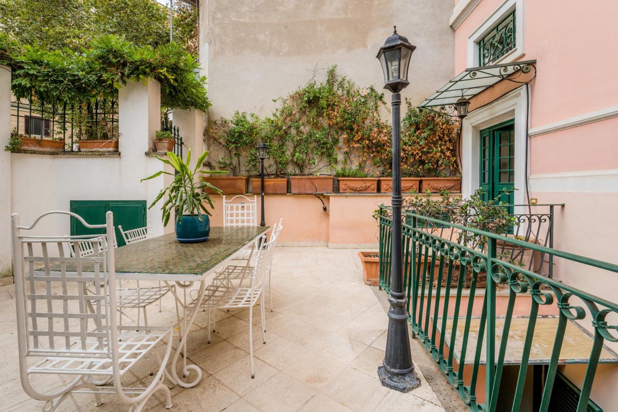 Lejlighed The British Corner, Cozy Loft With Garden 10 Min From Center